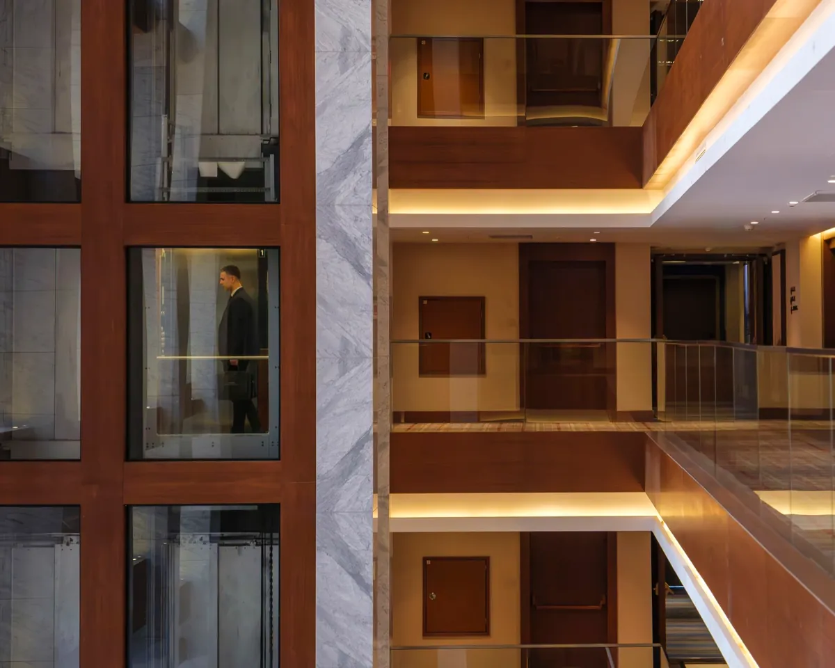 Mövenpick Asia Airport Hotel içinde cam asansör ve ahşap galeriler