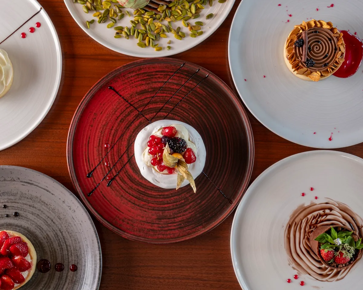 Swiss Bistro Restaurant için hazırlanmış tatlı tabakları