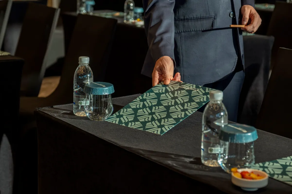 Toplantı masasında su şişeleri ve konferans dosyalarının hazırlanması
